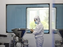 不負(fù)秋日好時(shí)光 ，亞歐廠(chǎng)里生產(chǎn)忙， 機(jī)器轟鳴干勁足，熱火朝天普新章！